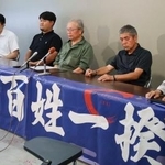 　新潟市で「百姓一揆」と題したデモを実施すると発表する松縄優平さん（左から２人目）とコメ農家ら＝９日午後、新潟県庁