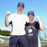 　オールスター戦の選手間投票で選出され、ポーズをとる西武・ネビン（左）と滝沢＝沖縄セルラー