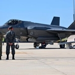 　日米豪の共同訓練「サザン・クロス」でミサイルが搭載されるＦ３５ステルス戦闘機＝９日、オーストラリア・ダーウィン（共同）