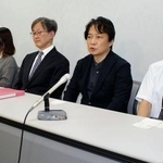 　提訴後、記者会見する原告ら＝９日午後、大阪市北区