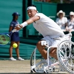 　車いすの部男子シングルス準々決勝でプレーする小田凱人＝ウィンブルドン（共同）
