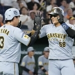 　２回、２ランを放った阪神・前川（右）＝東京ドーム