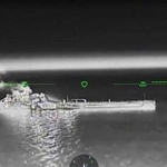 　ウクライナ軍の攻撃を受けて煙を上げるタンカー（ウクライナ軍提供、ロイター＝共同）