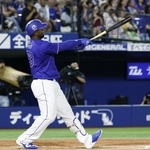 　８回中日無死二塁、サノーが左中間に２ランを放つ＝横浜