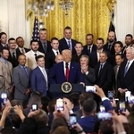 　２０２５年４月、ホワイトハウスにトランプ大統領を表敬訪問したドジャースの大谷翔平ら。（ゲッティ＝共同）