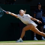 　女子シングルス準決勝でプレーするカロリナ・ムホバ＝ウィンブルドン（共同）