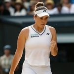 　女子シングルス準決勝でポイントを奪い、ガッツポーズするリンダ・ノスコバ。初の決勝進出を決めた＝ウィンブルドン（共同）