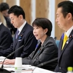 　孤独・孤立対策推進本部の会合であいさつする高市首相（右から２人目）＝１０日午前、首相官邸