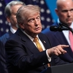 　ＮＡＴＯ首脳会議の記者会見で話すトランプ米大統領＝８日、アンカラ（ゲッティ＝共同）