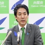 　記者会見する城内経済財政相＝１０日午前、東京・永田町
