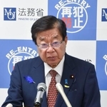 　閣議後の記者会見に臨む平口法相＝１０日午前、法務省