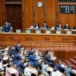 　改正労災保険法を可決、成立した参院本会議＝１０日午前