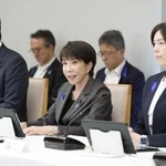 　ＡＩ戦略本部の会合であいさつする高市首相（中央）＝１０日午前、首相官邸