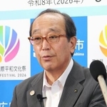　記者会見する広島市の松井一実市長＝１０日午前、広島市役所