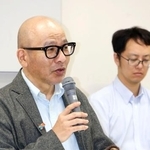 　申し立て却下を受け記者会見する小浜耕治さん（左）＝１０日午前、仙台市青葉区