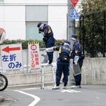 　佐藤愛里さんが路上で刺された現場付近を調べる警視庁の捜査員＝２０２５年３月１１日午前、東京都新宿区