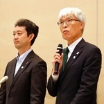 　成田空港の滑走路新設を巡る協議会後、取材に応じるＮＡＡの藤井直樹社長（右）＝１０日午前、千葉県成田市