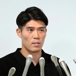 　取材に応じるサッカー日本代表の冨安健洋＝１０日、福岡市