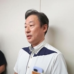 　記者団の取材に応じる沖縄県の玉元宏一朗基地対策課長＝１０日午後、沖縄県庁