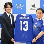 　千葉県我孫子市の星野順一郎市長（右）と撮影に応じるサッカー日本代表の中村敬斗＝１０日、我孫子市役所