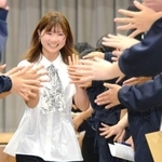 　中学校で特別授業の講師を務めたスノーボード女子の岩渕麗楽＝１０日、東京都墨田区