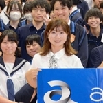 　中学校で特別授業の講師を務めたスノーボード女子の岩渕麗楽（中央）＝１０日、東京都墨田区