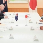 　会談に臨む茂木外相（手前右）とニュージーランドのピーターズ外相（同左）＝１０日午後、外務省