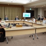 　居住実態がない「空き部屋」所有者を対象とした課税案について議論する神戸市の検討会＝１０日午後、神戸市役所