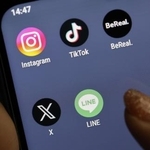 　スマートフォンに表示されたインスタグラムのアイコン（左上）