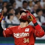 　８回、この試合３本塁打目となる決勝２ランを放ち天を指さす楽天・マッカスカー＝みずほペイペイドーム