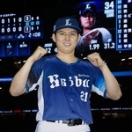 　６勝目を挙げ、笑顔でポーズをとる西武・武内＝エスコンフィールド