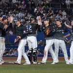 　オリックスに勝利し、タッチを交わすロッテナイン＝ＺＯＺＯマリン