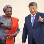 　歓迎式典に臨むナミビアのナンディヌダイトワ大統領（左）と中国の習近平国家主席＝１０日、北京（共同）