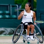 　車いすの部女子シングルス準決勝でポイントを奪い、ガッツポーズする上地結衣＝ウィンブルドン（共同）