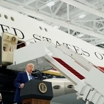 　新たな米大統領専用機として改修した機体の前で演説するトランプ大統領＝６月、ワシントン郊外（ロイター＝共同）