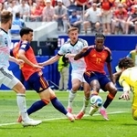 　スペイン-ベルギー　後半、チーム２点目のゴールを決めるスペインのメリノ（左から２人目）＝ロサンゼルス（共同）