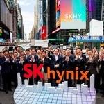 　１０日、ニューヨークで米ナスダック市場への上場を記念したイベントに参加する韓国半導体大手ＳＫハイニックスの従業員ら（ロイター＝共同）