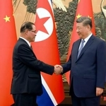 　握手する北朝鮮の朴泰成首相（左）と中国の習近平国家主席＝１０日、北京の人民大会堂（朝鮮中央通信＝共同）