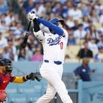 　ダイヤモンドバックス戦の１回、２１号ソロを放つドジャース・大谷＝ロサンゼルス（共同）