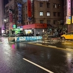 　台風９号が近づく台湾で路上に落下した銀行の看板＝１０日、新北市（中央通信社＝共同）