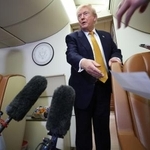 　英国から米国へ飛行中の新たな大統領専用機内で、記者団に話すトランプ米大統領＝８日（ゲッティ＝共同）