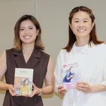 　出版イベントで写真に納まる澤穂希さん（右）とサッカー女子日本代表の長谷川唯＝１１日、東京都品川区