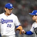 　６回を終え、二塁手田中（右）とタッチする中日・涌井＝バンテリンドーム