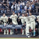 　５回、プロ初本塁打を放った宮崎（３６）を迎える日本ハムナイン＝エスコンフィールド