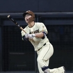 　５回日本ハム無死、宮崎が左越えにプロ初本塁打を放つ＝エスコンフィールド