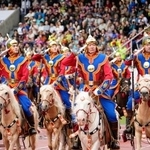 　モンゴルの祭典「ナーダム」の開会式でスタジアムを駆ける騎馬隊＝１１日、ウランバートル（共同）
