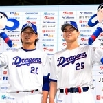 　広島に連勝し、お立ち台でポーズをとる中日・涌井（左）と石川昂＝バンテリンドーム