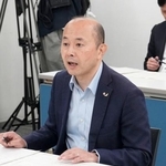 　平和宣言文の起草委員会最終会合で発言する長崎市の鈴木史朗市長＝１１日午前、長崎市