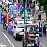 　トラクターの先導でデモ行進するコメ農家らの「百姓一揆」＝１１日午後、新潟市