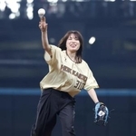 　始球式を務める佐藤綾乃さん＝エスコンフィールド